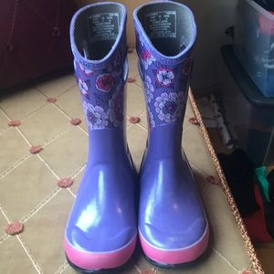 Girl’s Bogs Purple Flower Rain Boots Size 4